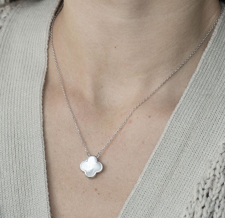 Серебряное колье с двусторонним украшением "Клевер" 18583 от ювелирного магазина Оникс - 2