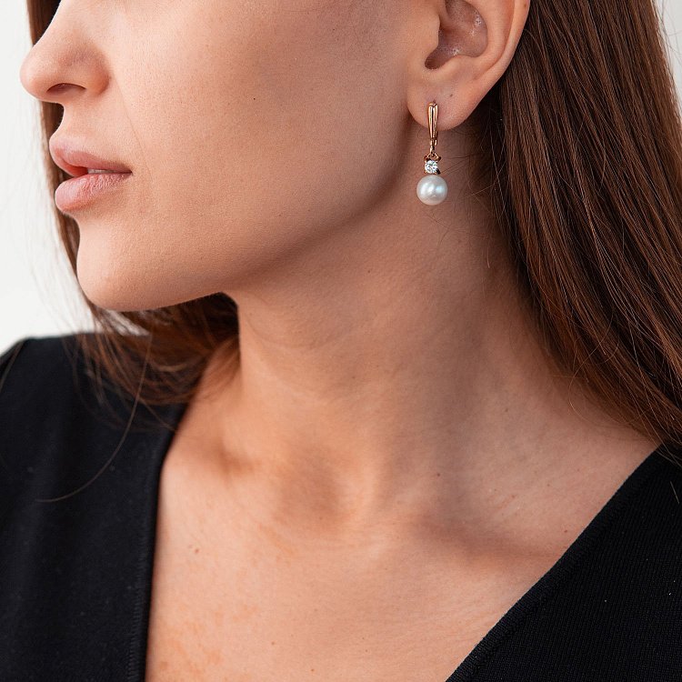 Золоті сережки з фіанітами і культ. прісн. перлами с01413 від ювелірного магазину Онікс - 1