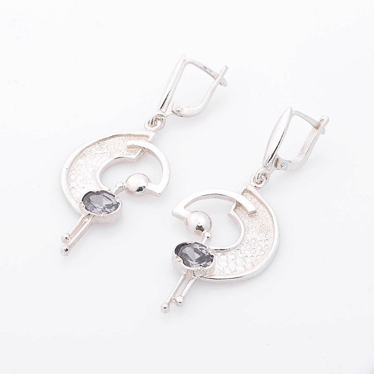 Срібні сережки з фіанітами 12177 від ювелірного магазину Онікс