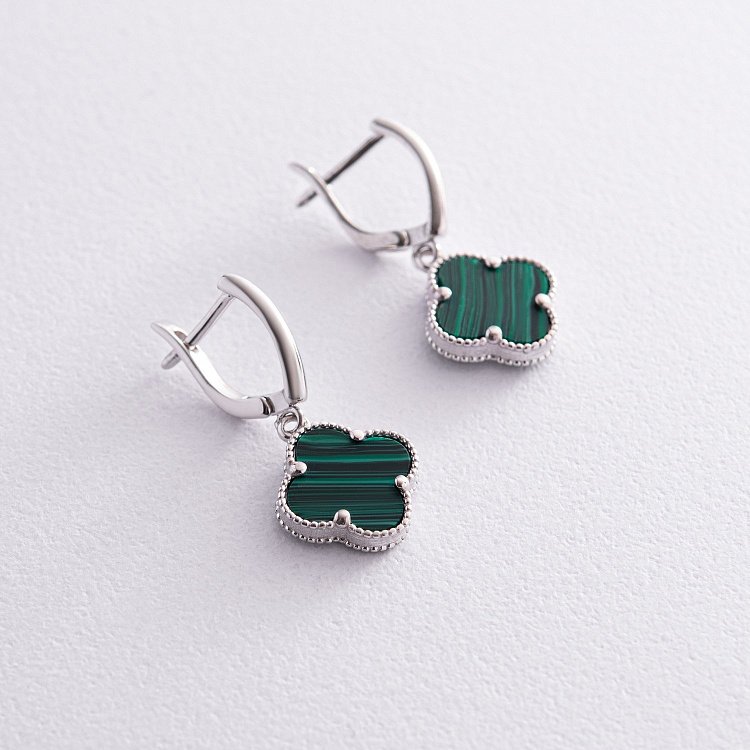 Серебряные серьги "Клевер" (малахит) 122840 от ювелирного магазина Оникс