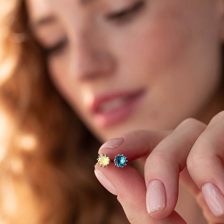 Срібні сережки - пусети (блакитне та жовте каміння) 308 від ювелірного магазину Онікс - 3