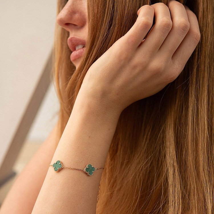 Браслет "Клевера" с малахитом (красное золото) б05442 от ювелирного магазина Оникс - 1