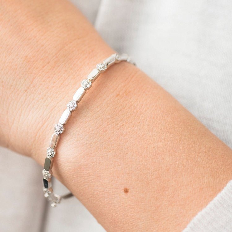 Золотой жесткий браслет (фианиты) б03366 от ювелирного магазина Оникс - 2