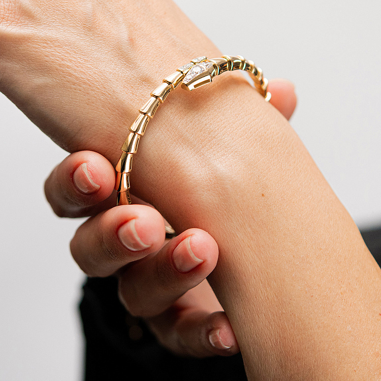 Жорсткий браслет "Змія" у жовтому золоті (фіаніти) б05751 від ювелірного магазину Онікс - 4