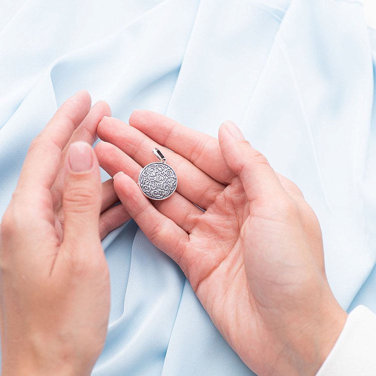 Срібний кулон "Never forget me" для фотографії 133051 від ювелірного магазину Онікс - 1