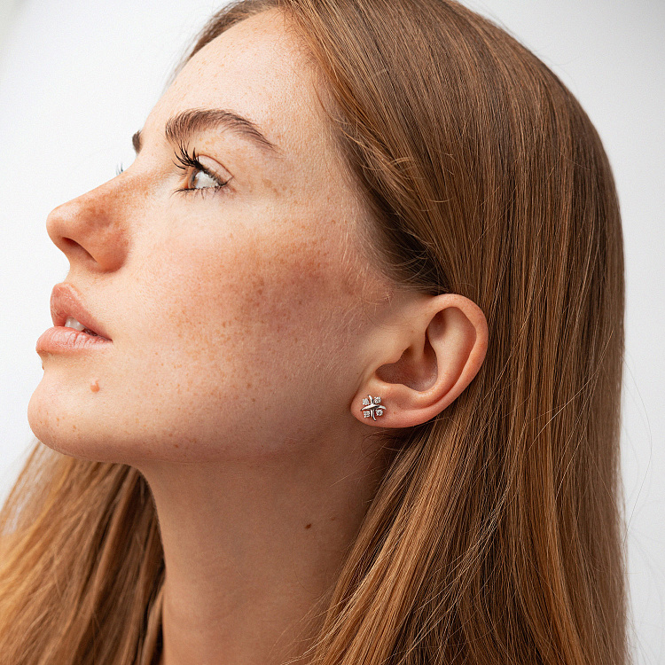 Срібні сережки - пусети "Zoe" з фіанітами 1515 від ювелірного магазину Онікс - 3