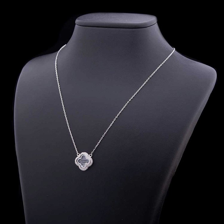 Эксклюзивное серебряное колье "Клевер" с фианитами 18323 от ювелирного магазина Оникс - 1