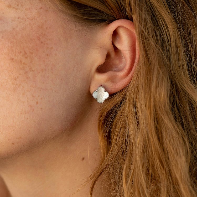 Серебряные серьги "Клевер" с перламутром 122002 от ювелирного магазина Оникс - 1