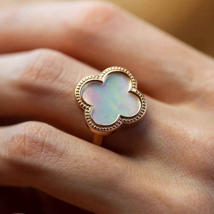 Каблучка "Конюшина" в червоному золоті (перламутр) к07986 від ювелірного магазину Онікс - 1