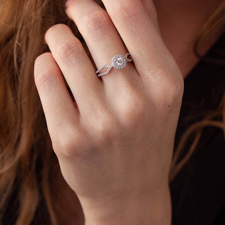 Кольцо в белом золоте с бриллиантами к322d от ювелирного магазина Оникс - 3