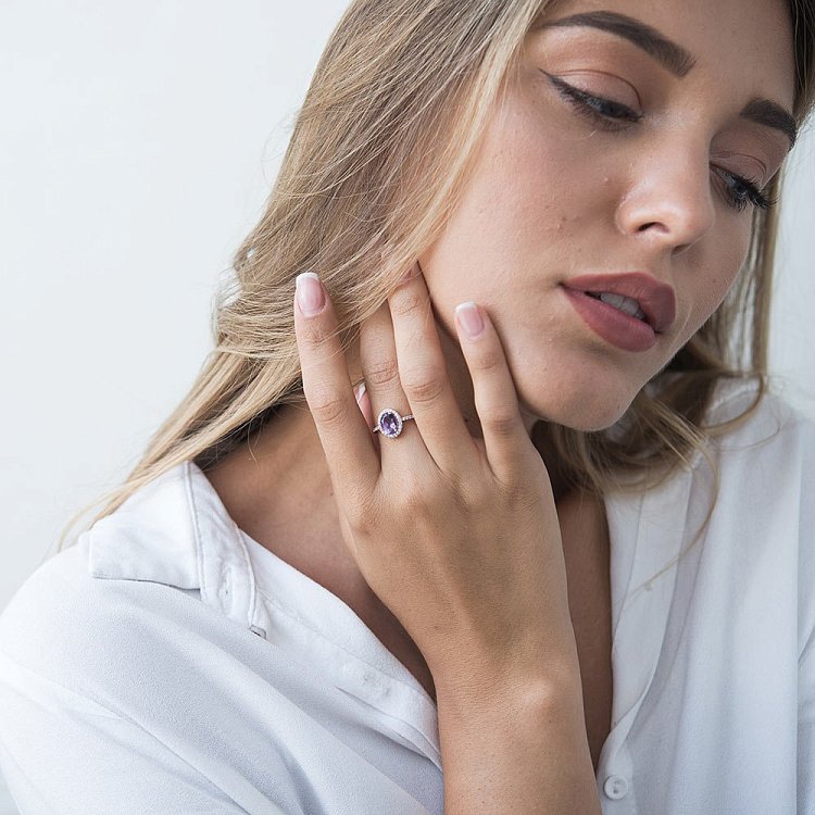 Золотое кольцо с аметистом и фианитами к04654 от ювелирного магазина Оникс - 1