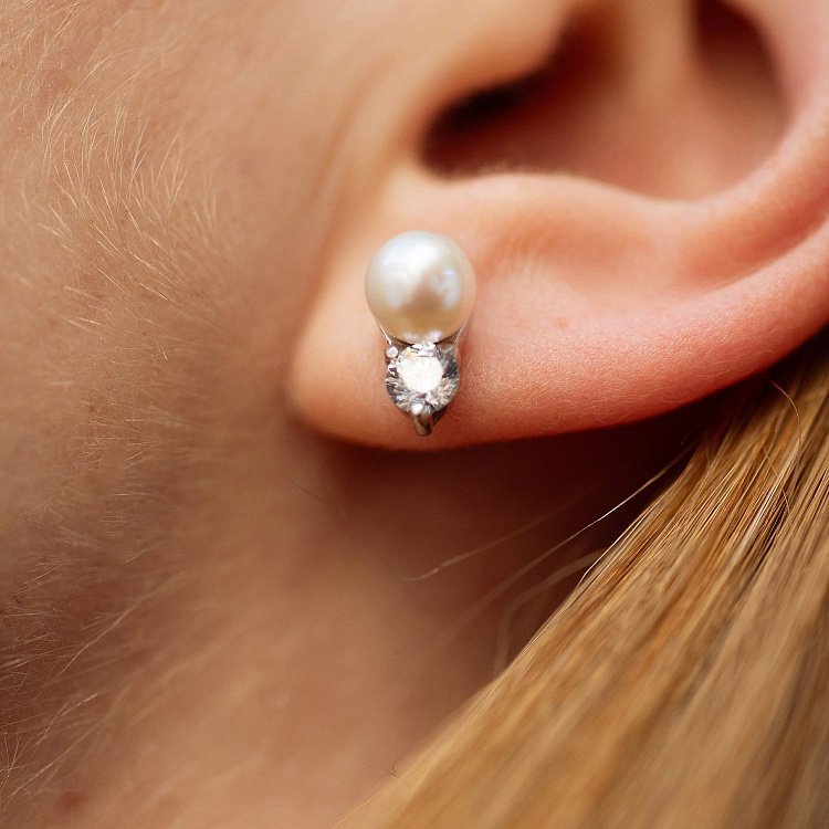 Серьги - пусеты с жемчугом и фианитами (белое золото) с07999 от ювелирного магазина Оникс - 3