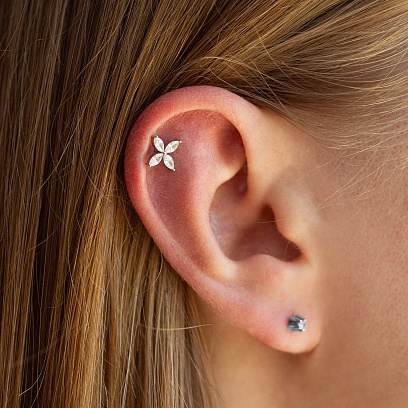 Одиночна срібна сережка в хрящ вушка "Квітка" 40070