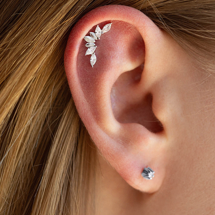 Одиночная серебряная серьга в хрящ ушка (фианиты) 40067 от ювелирного магазина Оникс - 1