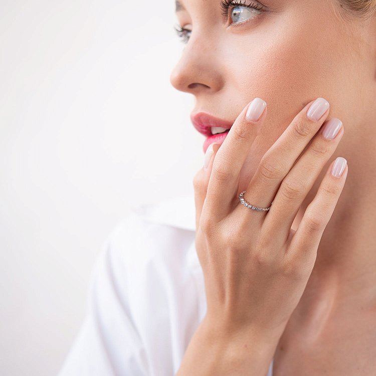 Золота каблучка з фіанітами к05715 від ювелірного магазину Онікс - 1