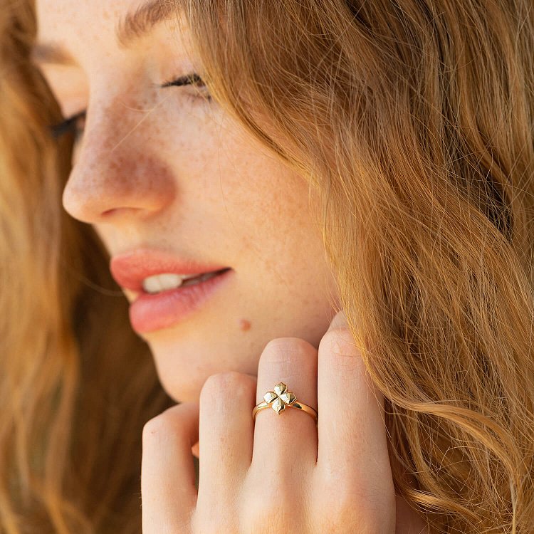 Каблучка "Конюшина" в жовтому золоті 235293100 від ювелірного магазину Онікс - 1