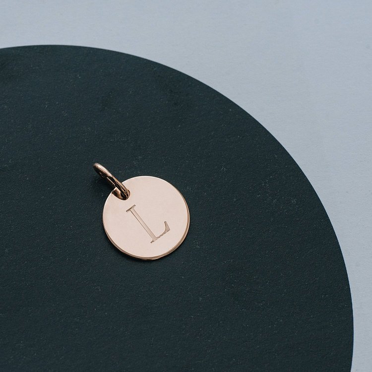 Кулон для гравіювання в червоному золоті "Літера" (17 мм) п03611б від ювелірного магазину Онікс - 3