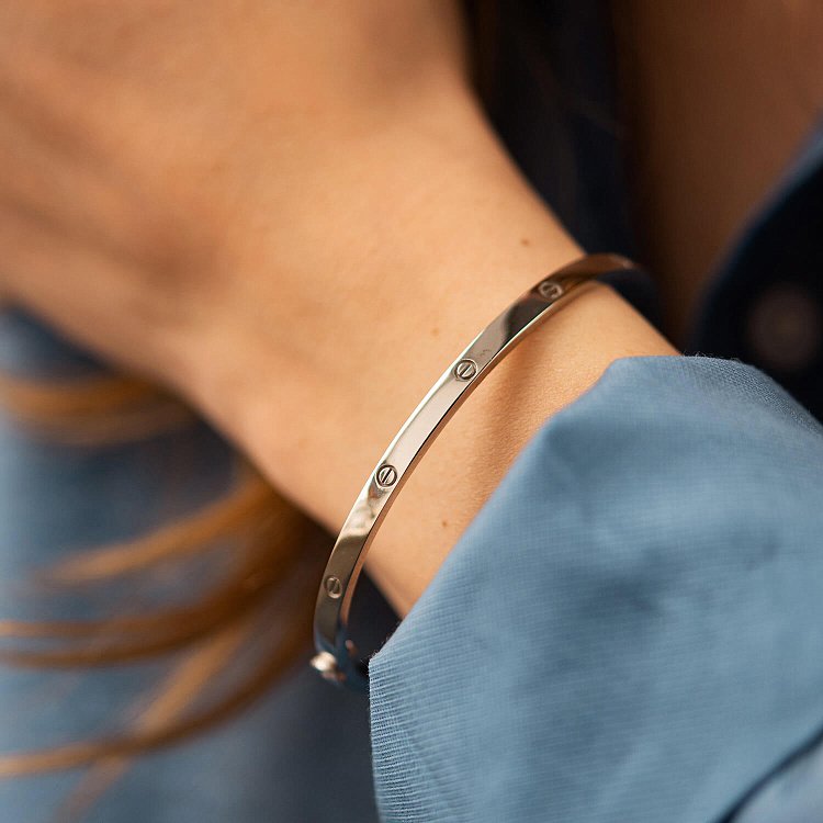 Жесткий браслет "Love" в белом золоте б05295 - 5 Жесткий браслет "Love" в белом золоте б05295 от ювелирного магазина Оникс - 5