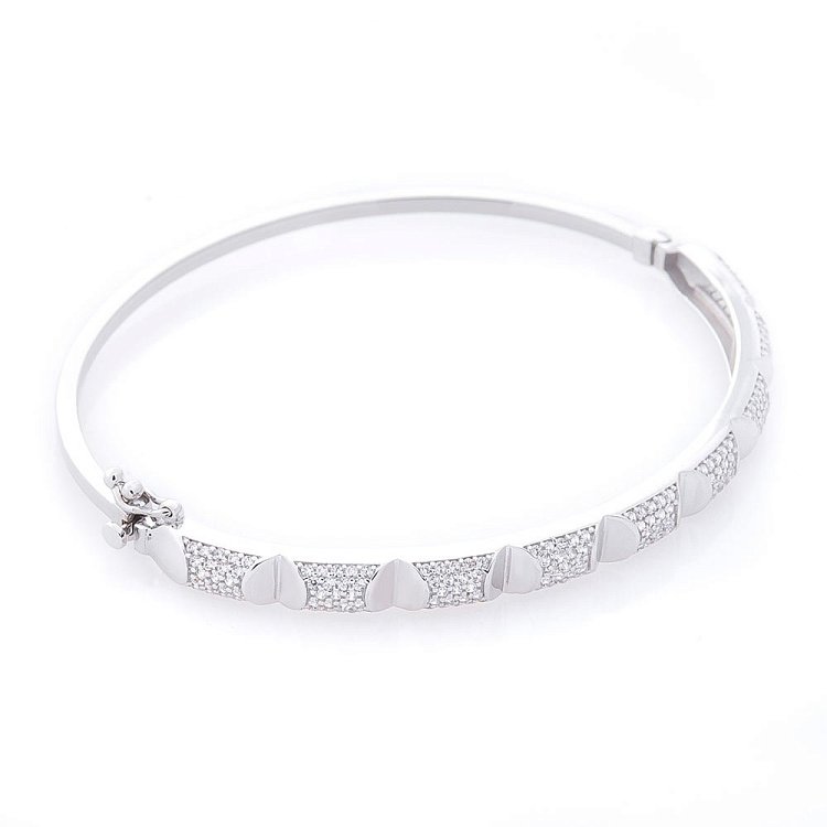 Золотой жесткий браслет (фианиты) б03017 от ювелирного магазина Оникс