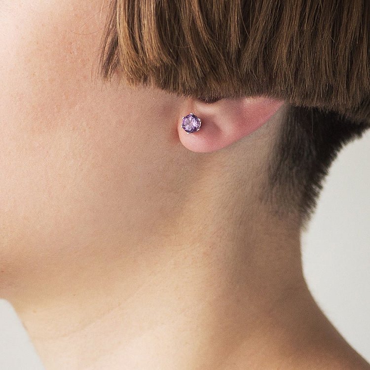 Срібні сережки-пусети з аметистом 6 мм 121986 від ювелірного магазину Онікс - 3