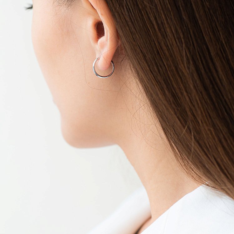 ﻿Сережки - кільця у сріблі (1.5 см) 122884 від ювелірного магазину Онікс - 1