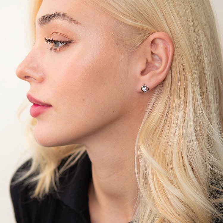 Срібні сережки - пусети з фіанітами 12850 від ювелірного магазину Онікс - 1