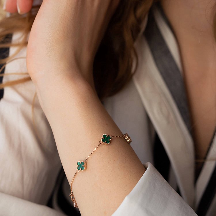 Браслет "Клевер" с малахитом mini (красное золото) б05246 от ювелирного магазина Оникс - 1