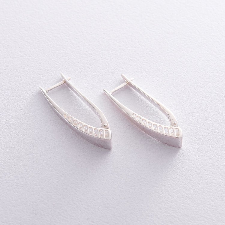 Серебряные серьги на английской застежке 121795 от ювелирного магазина Оникс