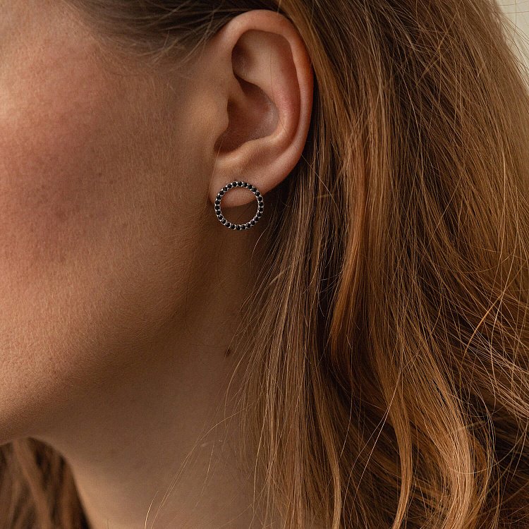 Срібні сережки - пусети "Кругообіг" (чорні фіаніти) 064510 від ювелірного магазину Онікс - 1