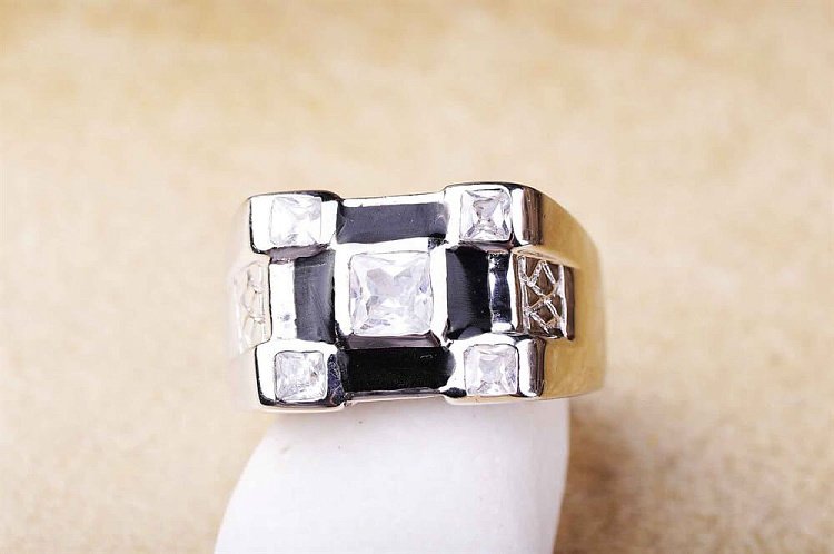 Кольцо с фианитами и эмалью 11517 от ювелирного магазина Оникс - 2