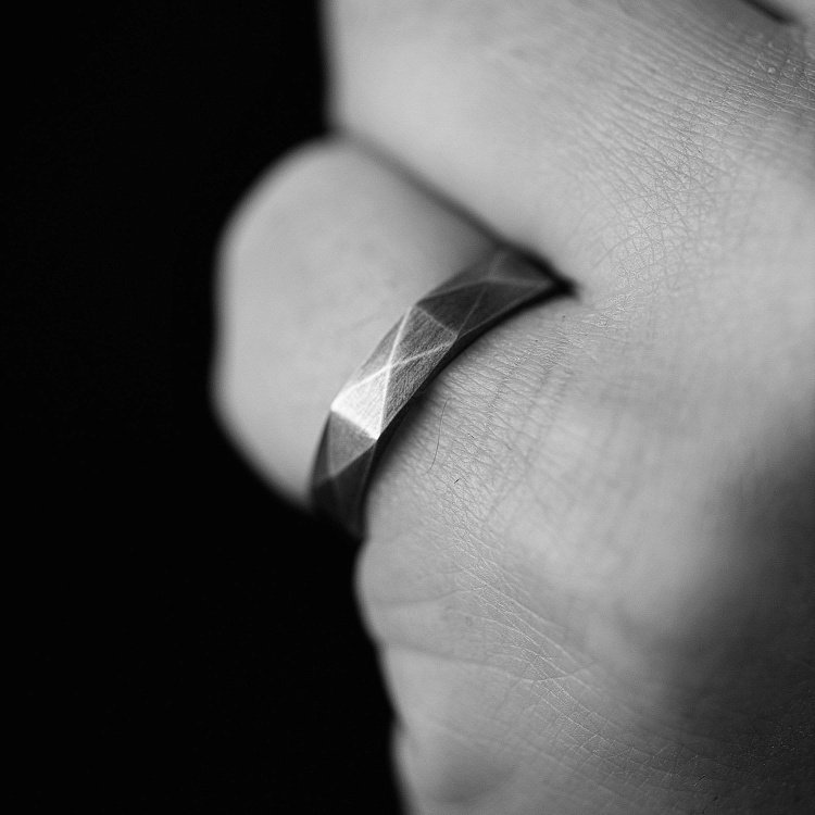 Серебряное текстурное кольцо 1055 от ювелирного магазина Оникс - 1