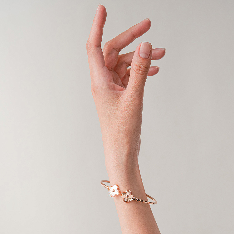 Жесткий браслет "Клевер" в красном золоте б05666 от ювелирного магазина Оникс - 2