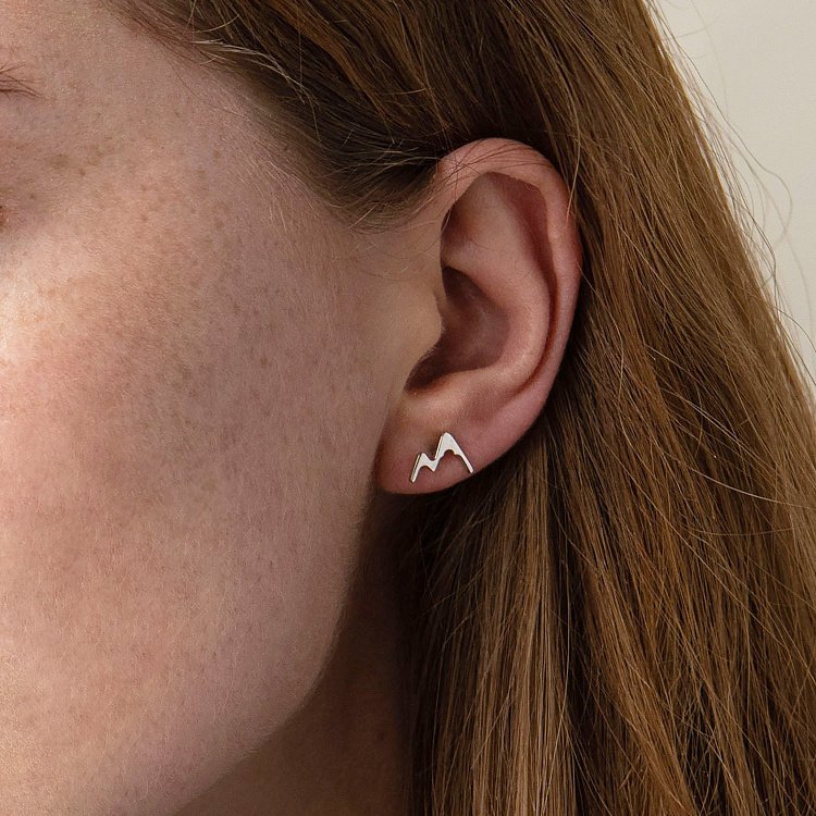 Серьги - пусеты "Горы" в белом золоте с07518 от ювелирного магазина Оникс - 1