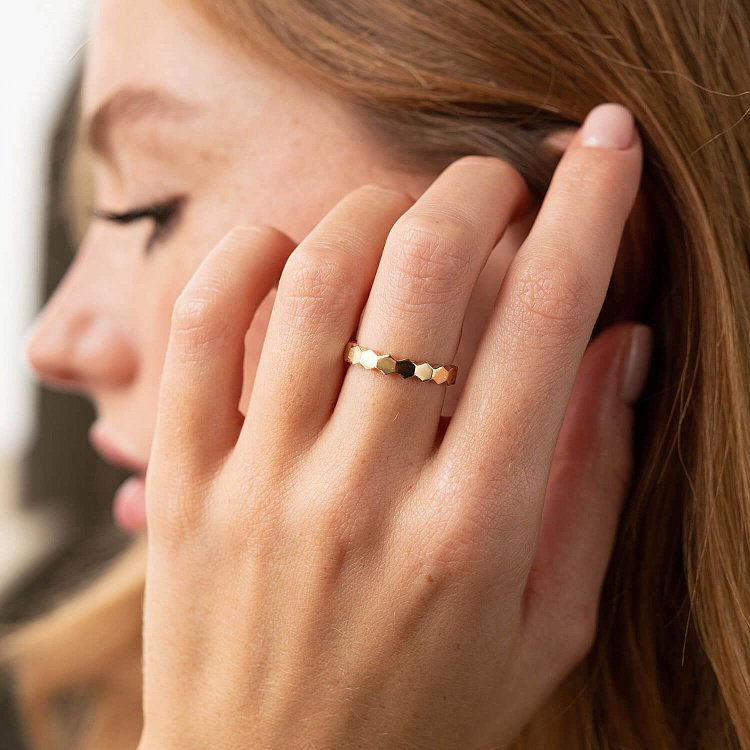 Золота каблучка без каменів к06214 від ювелірного магазину Онікс - 1