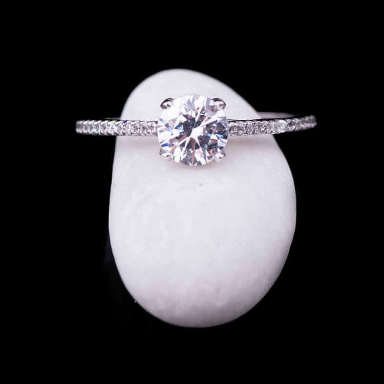 Заручальна каблучка з фіанітами (родій) 111607 від ювелірного магазину Онікс