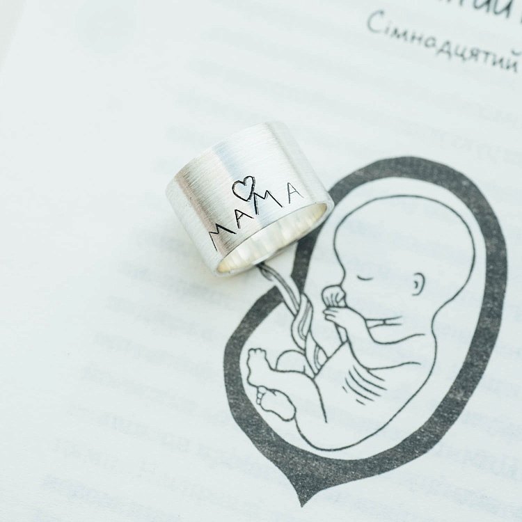 Серебряное кольцо "Мама - почерком Вашего ребенка" 112143мамад от ювелирного магазина Оникс - 7