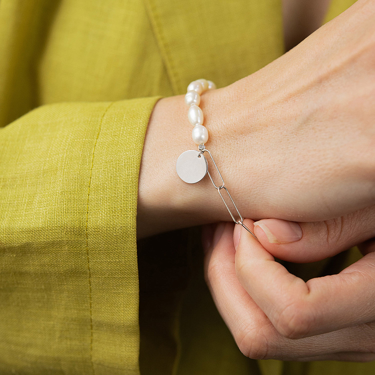 Срібний браслет "Монетка" з перлами 905-01436 від ювелірного магазину Онікс - 1