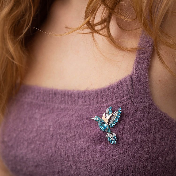 Срібна брошка "Колібрі" з різнокольоровими фіанітами 049 від ювелірного магазину Онікс - 3