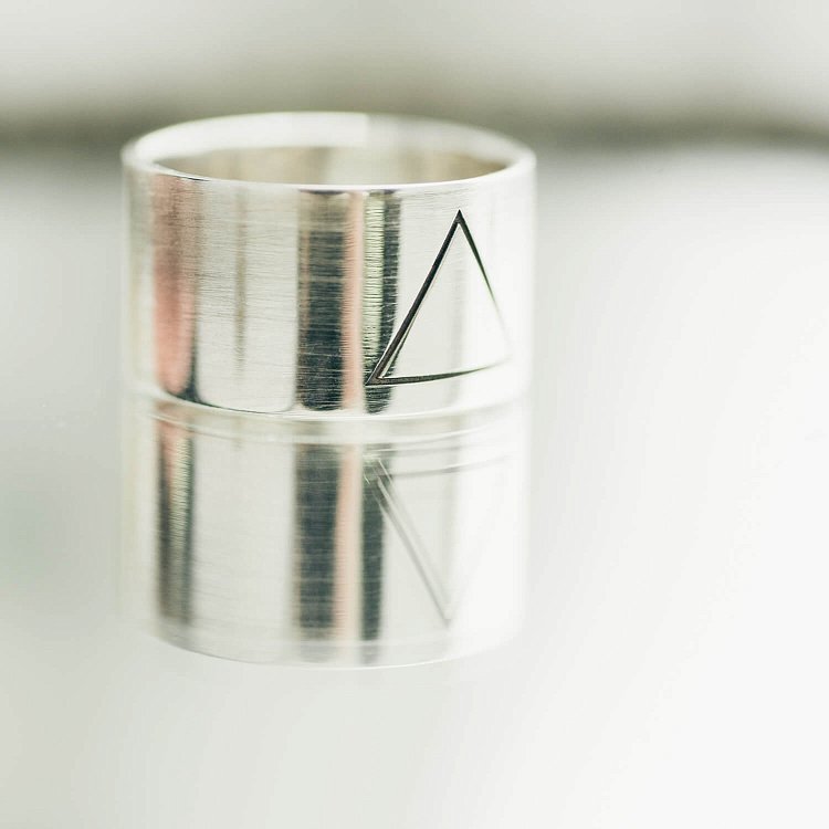 Серебряное кольцо с гравировкой "Треугольник" 112143тр от ювелирного магазина Оникс - 2