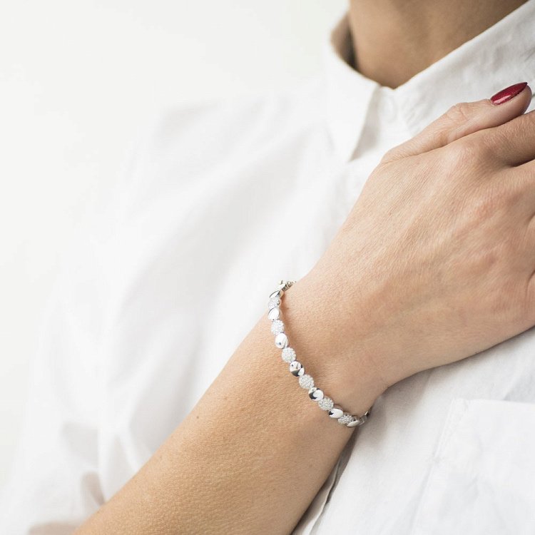 Жорсткий золотий браслет (фіаніти) б03935 від ювелірного магазину Онікс - 3