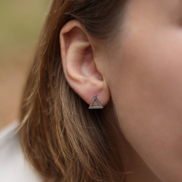 Золотые серьги-пусеты "Треугольники" с06413 от ювелирного магазина Оникс - 7