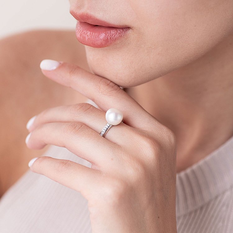 Серебряное кольцо с жемчугом и фианитами 1801/1р-PWT от ювелирного магазина Оникс - 1