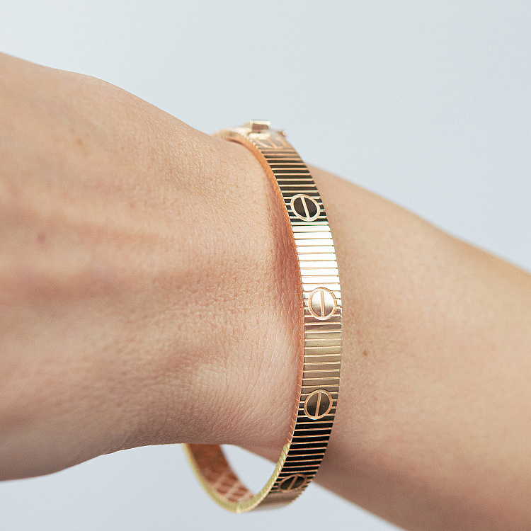 Жесткий золотой браслет "Love" б05809 от ювелирного магазина Оникс - 3