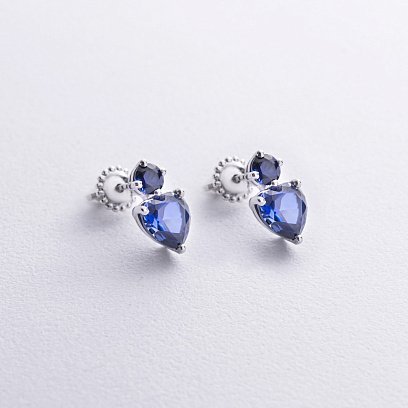 Серебряные серьги - пусеты "Сердечки" с гидротерм. сапфирами 2512/1р-HSPH