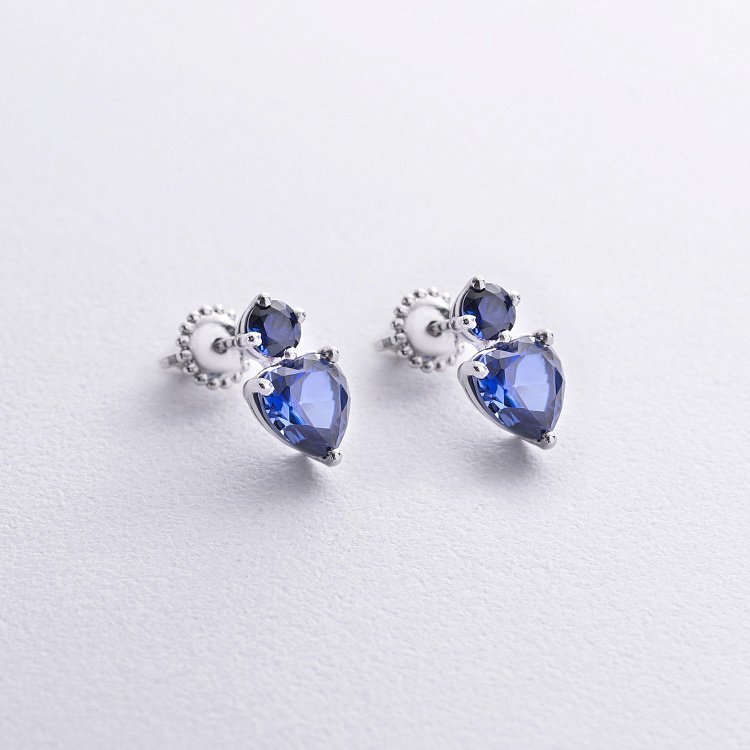 Серебряные серьги - пусеты "Сердечки" с гидротерм. сапфирами 2512/1р-HSPH от ювелирного магазина Оникс