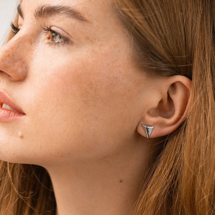 Серьги - пусеты "Пирамида" в белом золоте с08088 от ювелирного магазина Оникс - 3