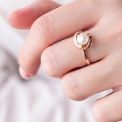 Золотое кольцо с жемчугом и фианитами к05500 от ювелирного магазина Оникс - 1