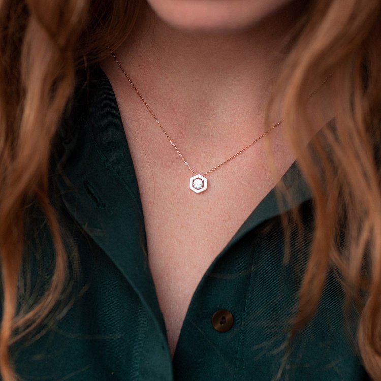 Золоте кольє "Шестиугольник" з фіанітом кол01898 від ювелірного магазину Онікс - 1