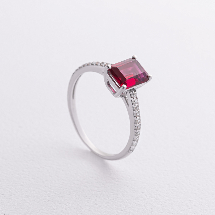 Серебряное кольцо с синт. рубином и фианитами 1826/1p-HRUB от ювелирного магазина Оникс