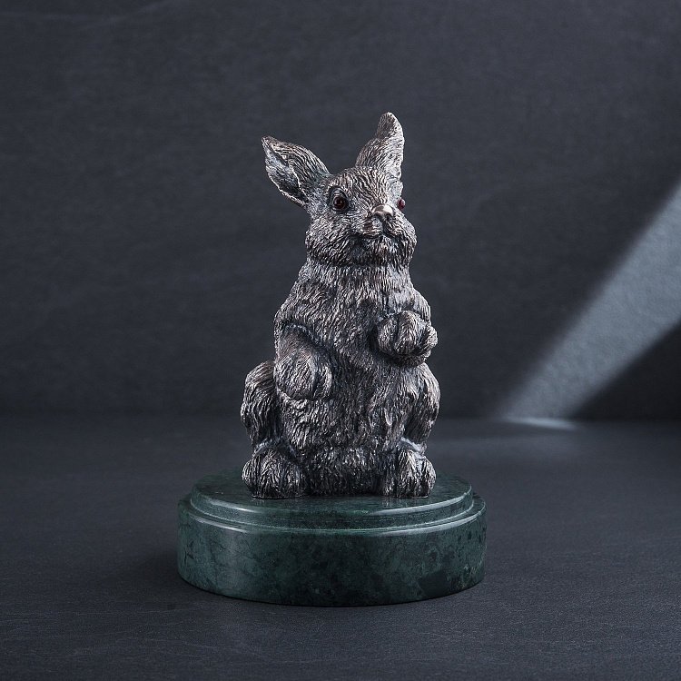 Срібна фігура ручної роботи "Зайка на мармуровій підставці" сер00012 від ювелірного магазину Онікс - 2